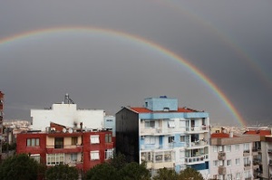 viviendas-colore-dia-nublado-arco-iris